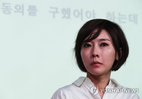 방송인 곽현화가 지난 2017년 9월 11일 오후 서울 마포구 합정동 웰빙센터에서 영화 '전망 좋은 집' 이수성 감독이 신체 노출신과 관련해 2심에서 무죄판결을 받은 것과 관련해 기자회견을 열어 입장을 밝히고 있다. <연합뉴스>